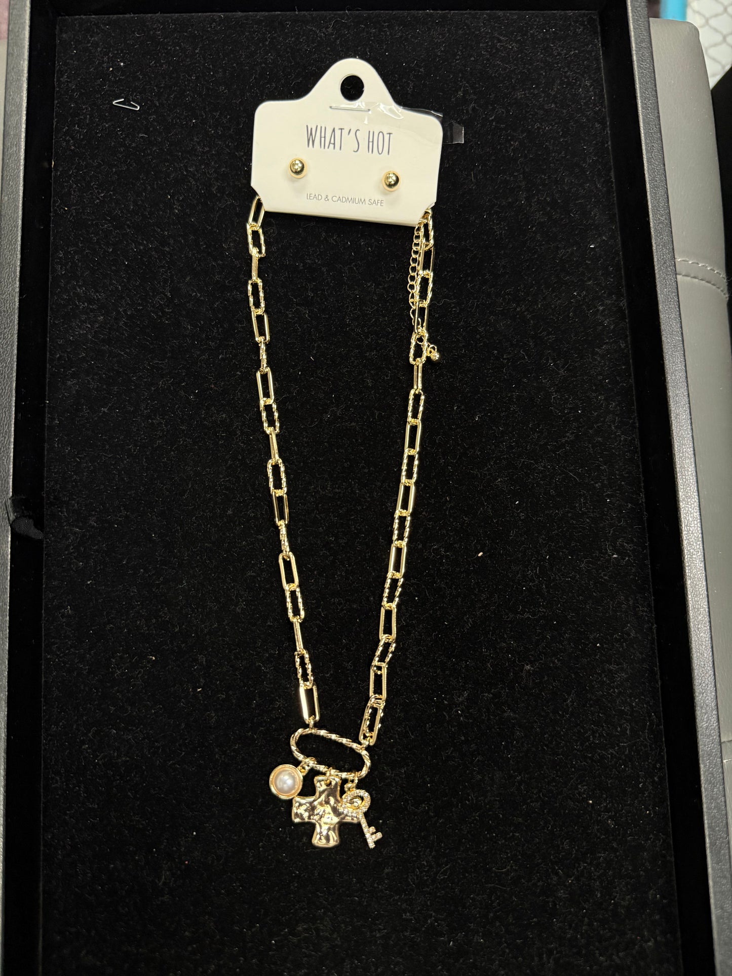 What's Hot Necklace & Earrings Set
