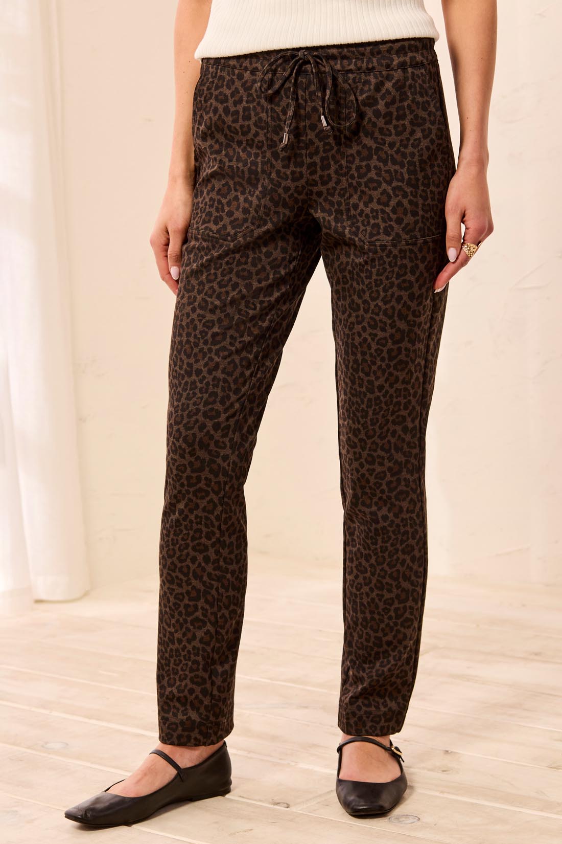 Pull on ankle pant with pockets